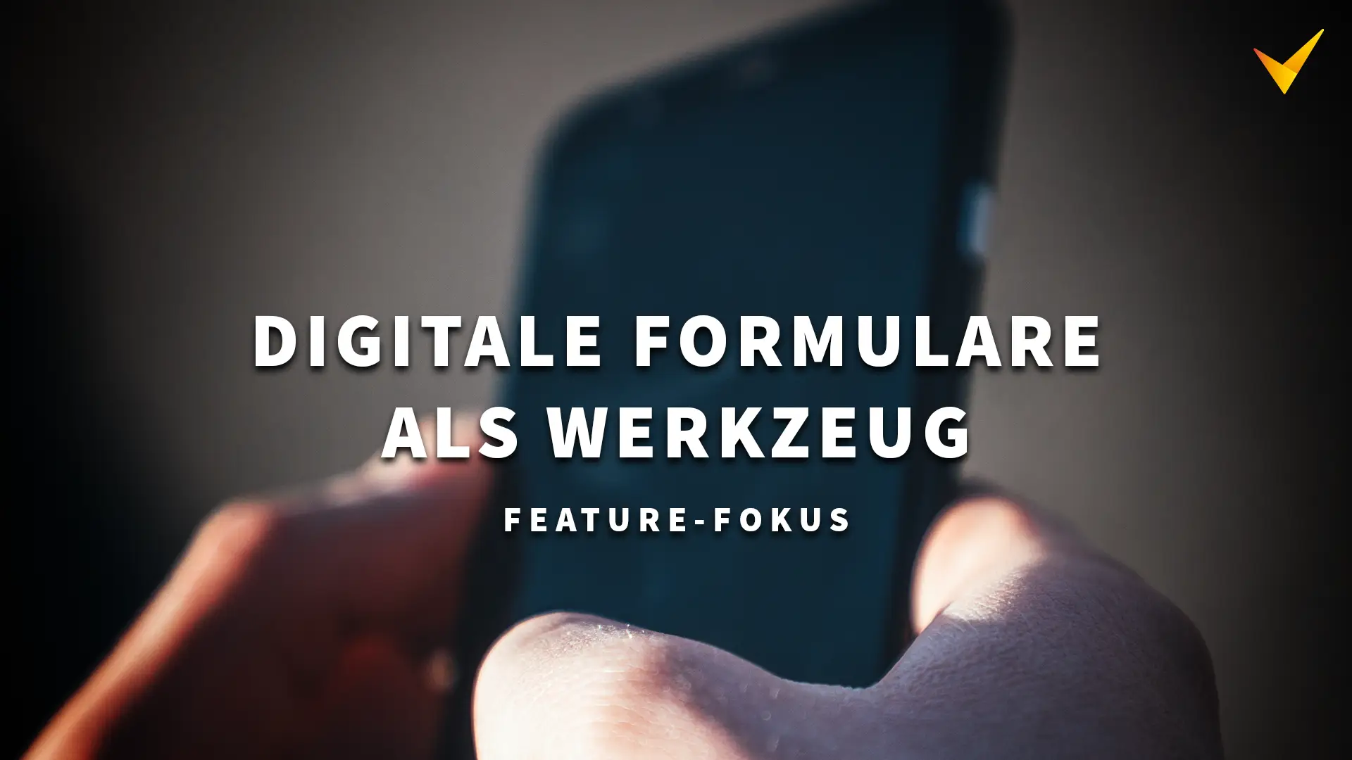 Titelbild. Zeigt Zeigt Hände, die ein Smartphone halten und die damit arbeiten. Overlay-Text: "Digitale Formulare als Werkzeug. Feature-Fokus."