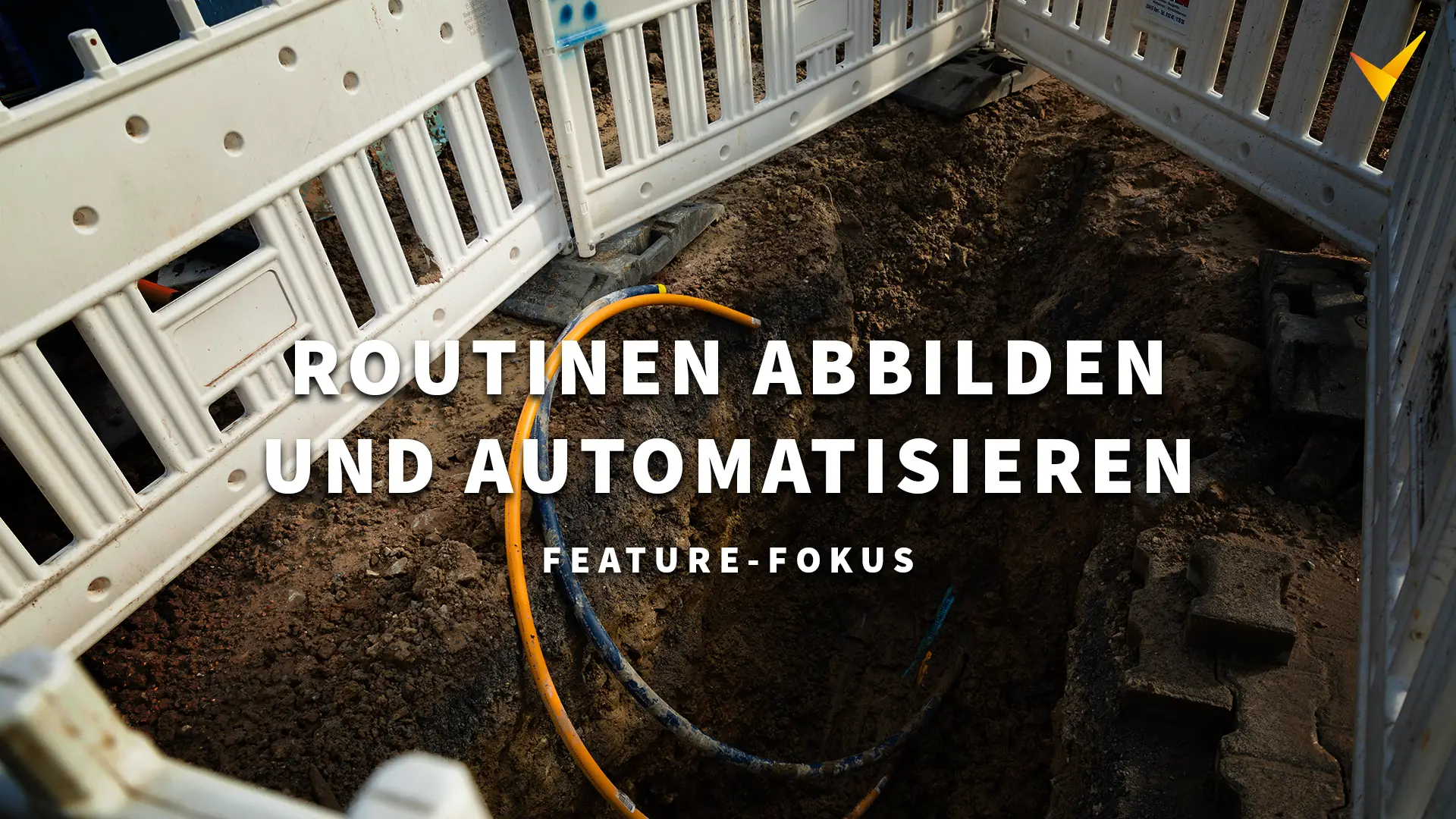 Titelbild. Zeigt einen offenen Baugraben. Overlay-Text: "Routinen abbilden und automatisieren. Feature-Fokus".