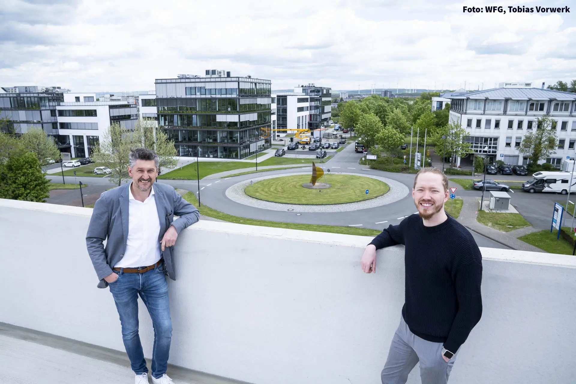 Frank Wolters (Geschäftsführer Wirtschaftsförderung Paderborn) und Maximilian Erdmann (rechts, Geschäftsführer Vaira) | Foto: WFG, Tobias Vorwerk