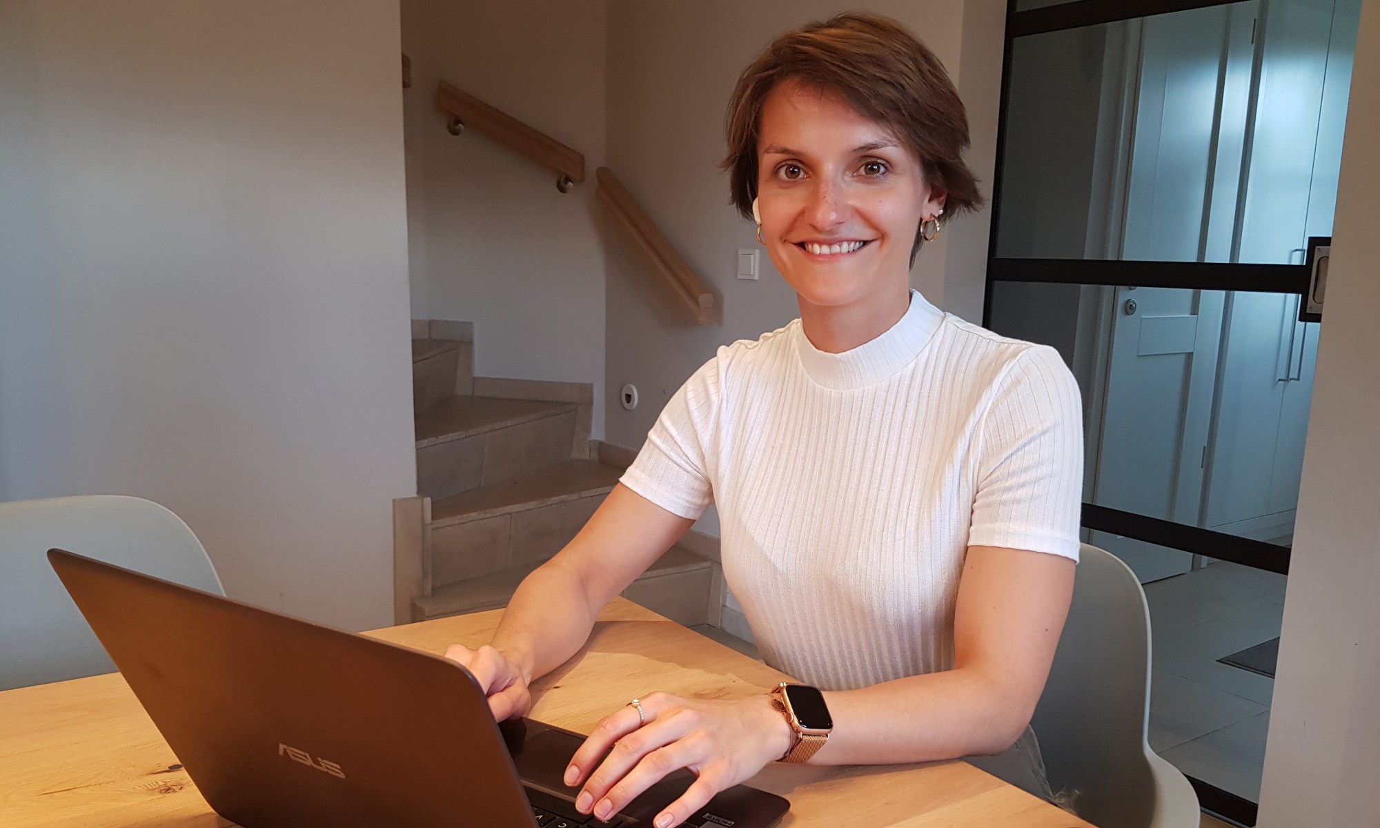 Unsere CFO Saskia te Marveld präsentiert Vaira im Home-Office beim Female Founder Pitch aus der Unicorn-Reihe.