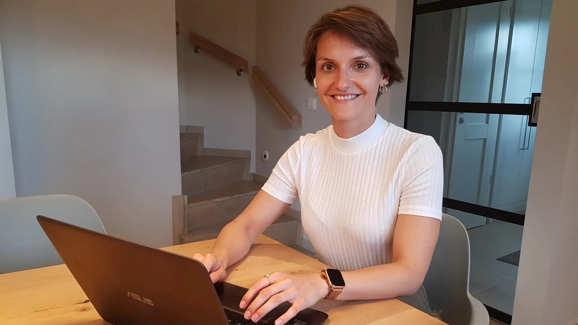 Unsere CFO Saskia te Marveld präsentiert Vaira im Home-Office beim Female Founder Pitch aus der Unicorn-Reihe.