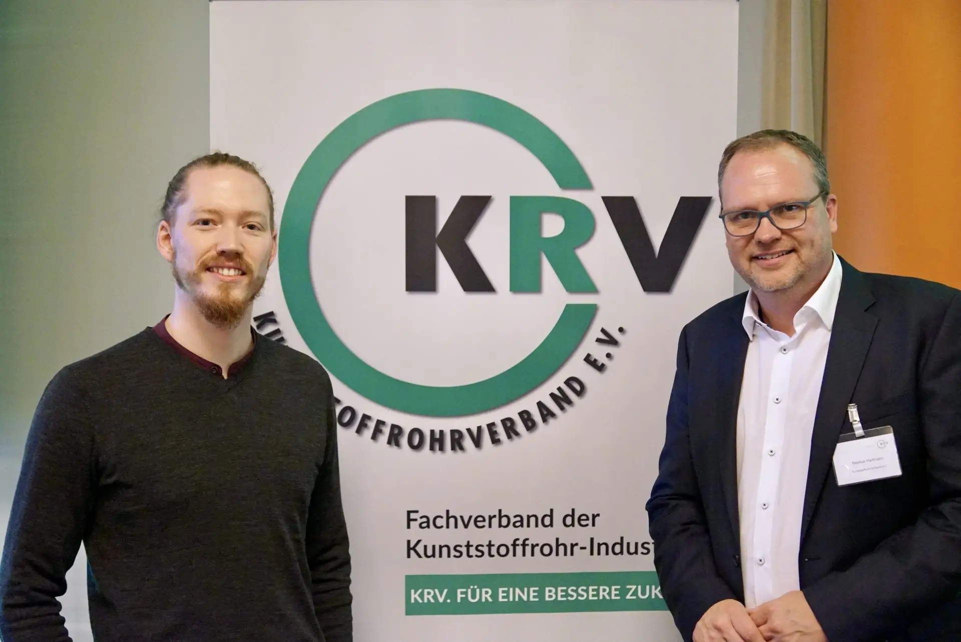 Dem Bauteil auf der Spur bei der KRV-Jahrestagung 2021 in Kiel. Foto: (v.l.): Max Erdmann und Markus Hartmann (Geschäftsführer Kunststoffrohrverband e.V.) auf der Kunststoffrohrverband-Jahrestagung 2021.