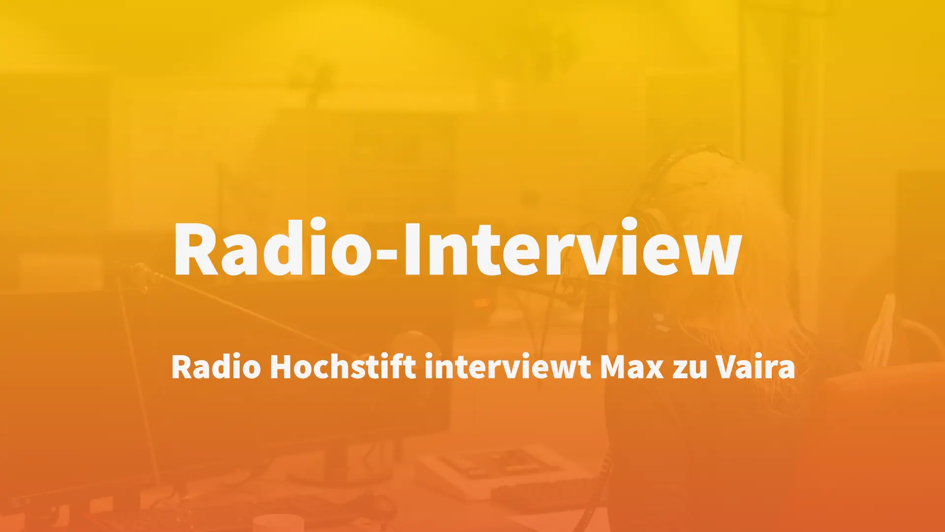 Titelbild der News. Im Hintergrund ist ein Radiostudio zu sehen, darüber liegt ein Vaira-Farbverlauf. Darauf der Text: "Radio-Interview. Radio Hochstift interviewt Max zu Vaira."