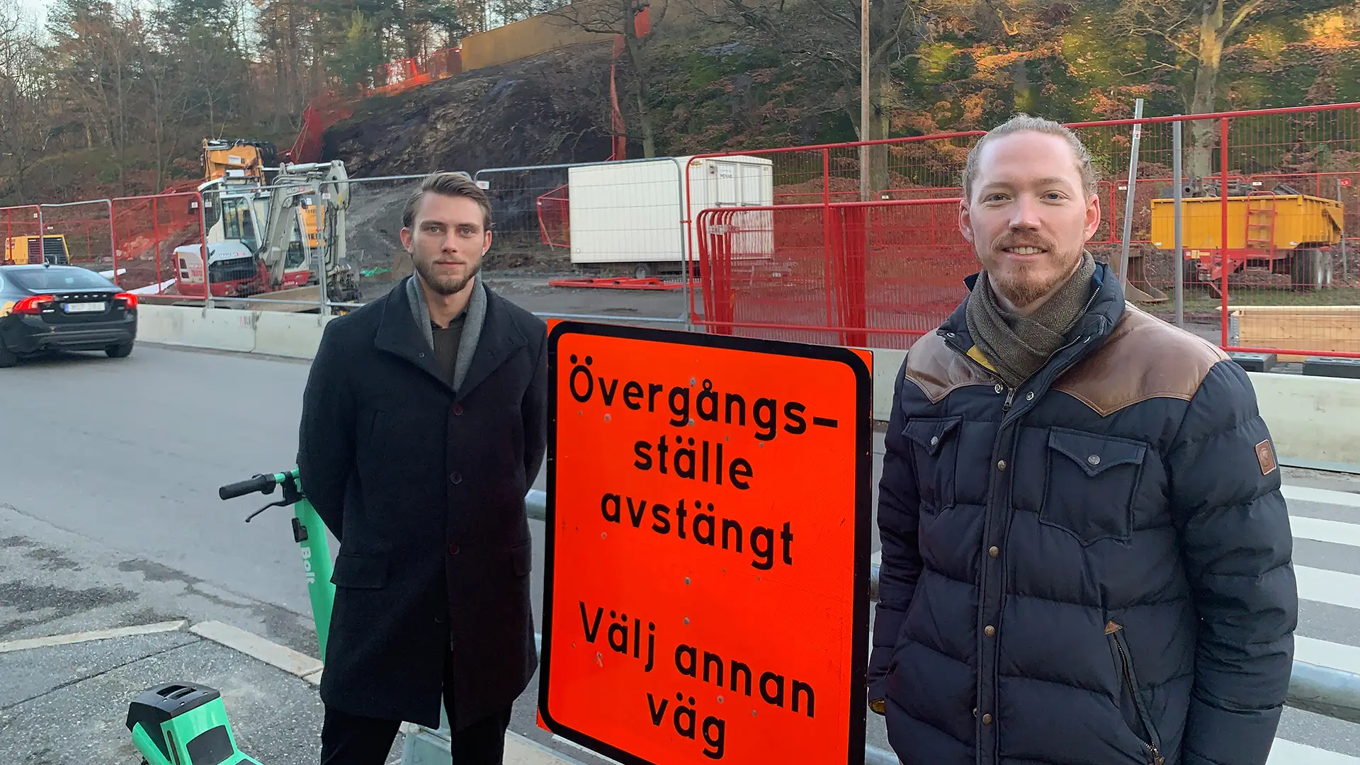 Max und Philipp stehen während der Marktsondierung in Schweden vor einer Baustelle.