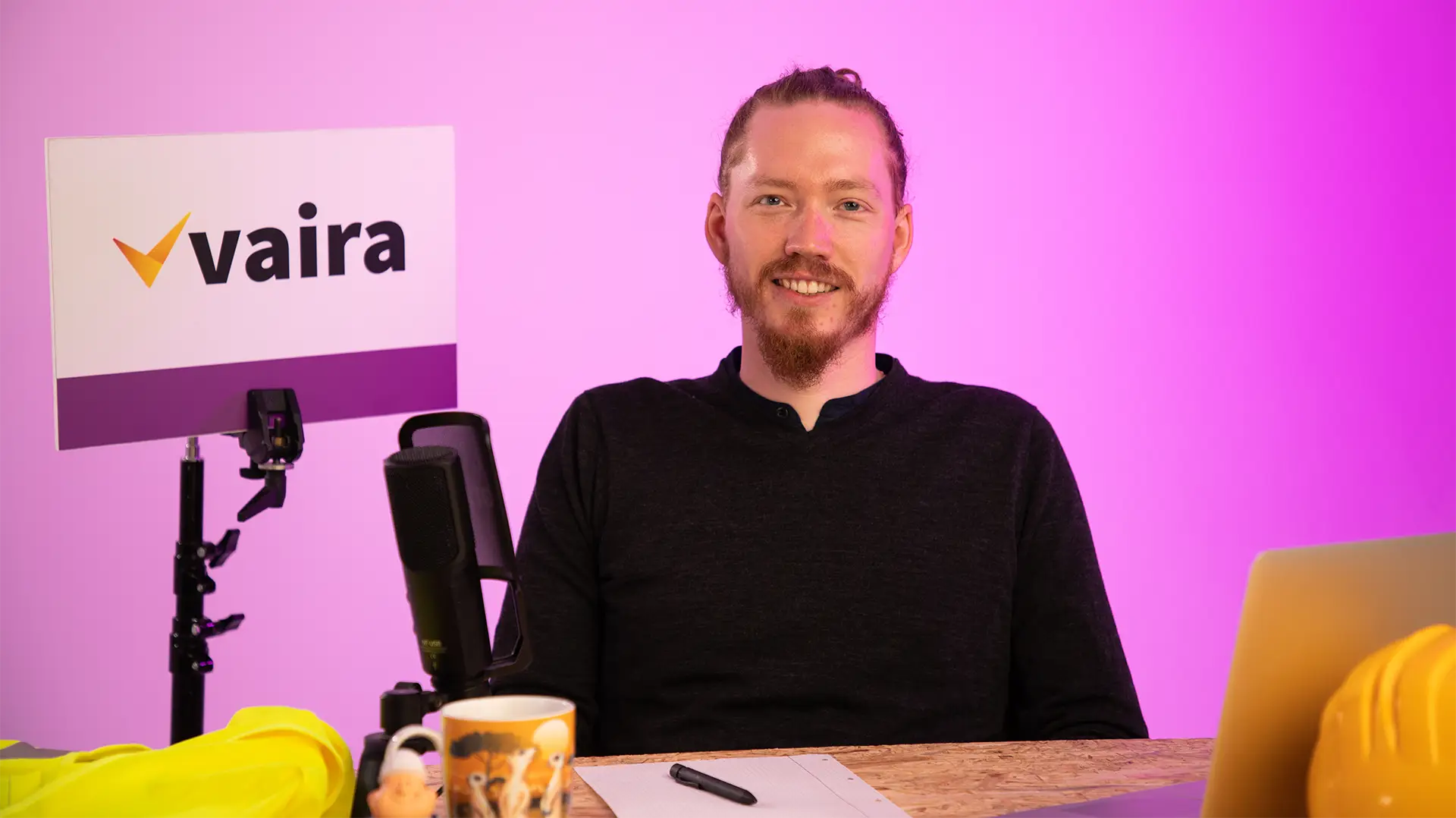 Max sitzt im Set des dritten Vaira Webseminars.