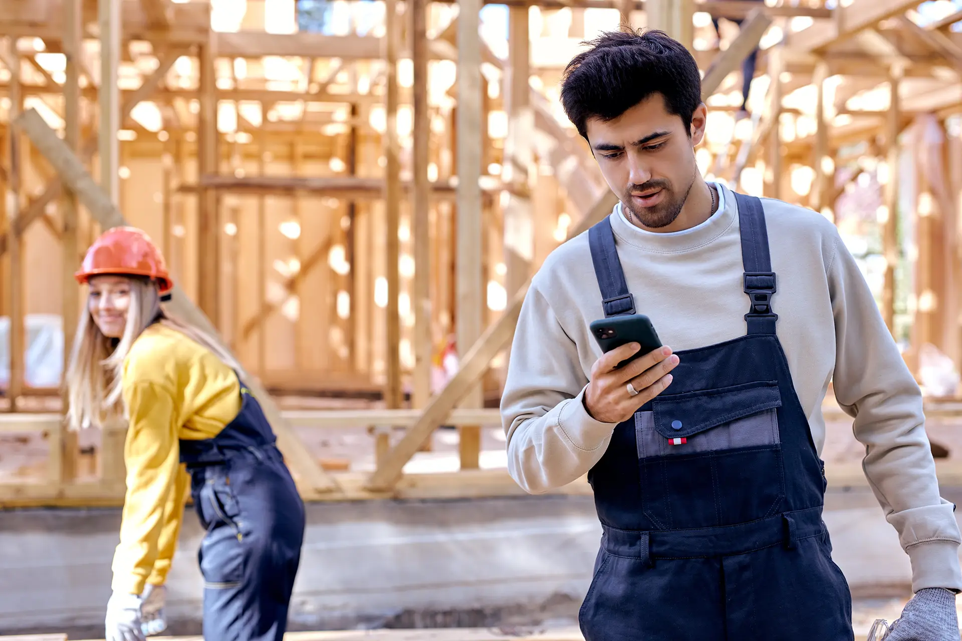 Die Vermessung mit dem Smartphone mit Vaira auf der Baustelle – einfach, intuitiv und schnell.