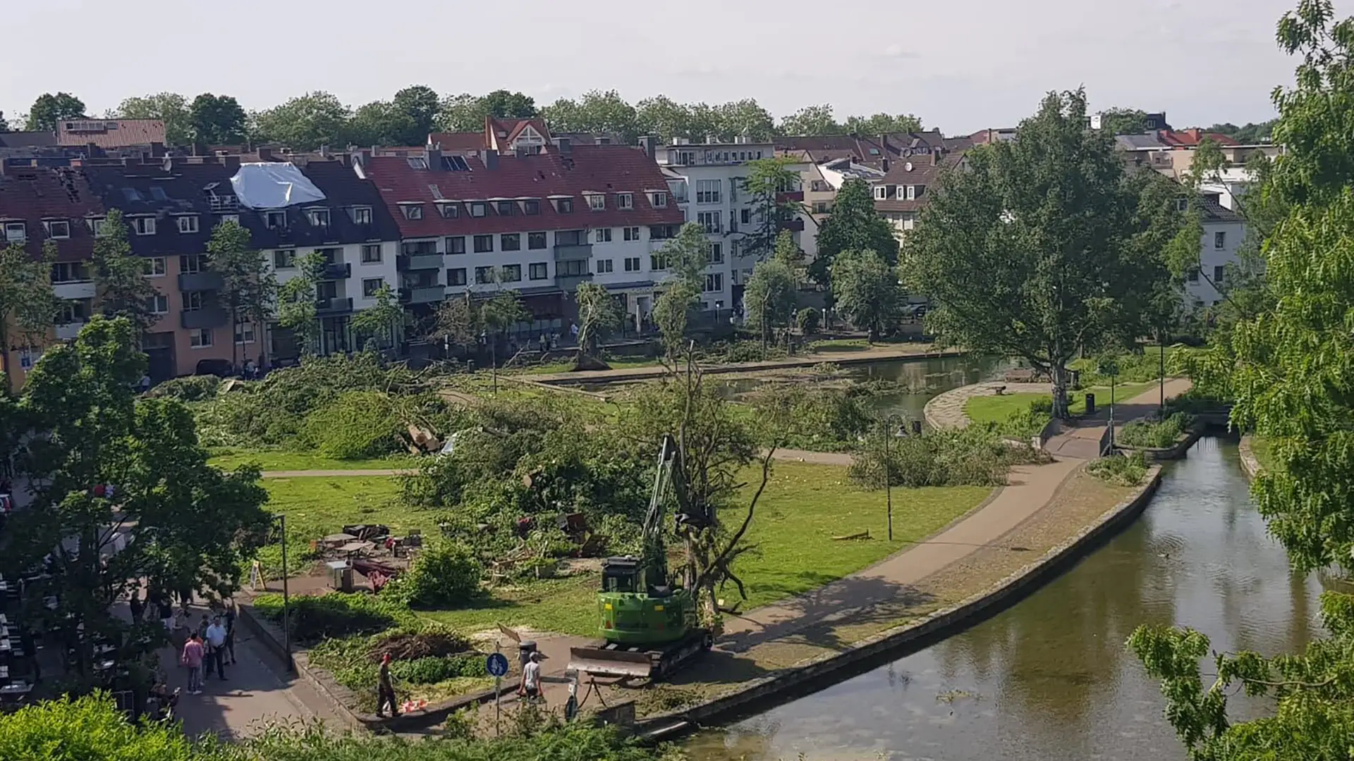 Zu sehen ist der Stadtpark "Paderquellgebiet" Paderborns, nachdem er durch den Tornado schwer verwüstet wurde.