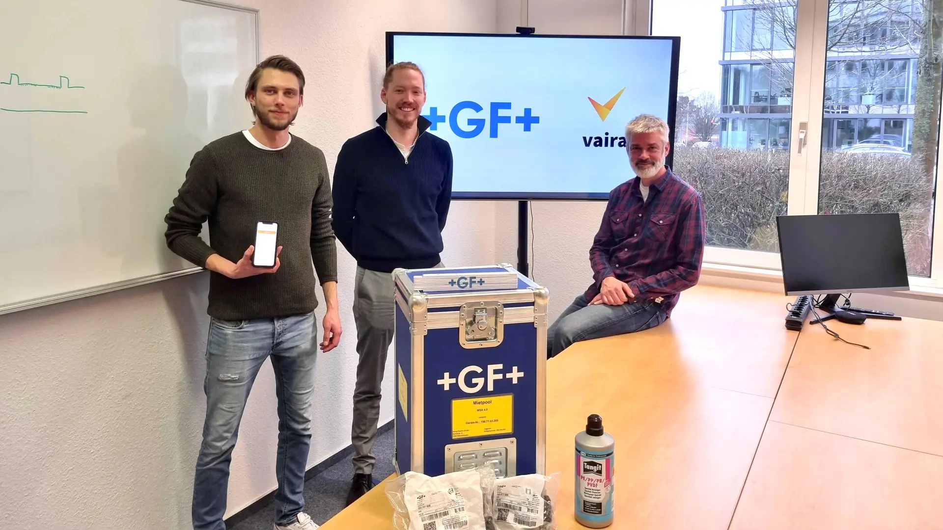 Max und Philipp gemeinsam mit Björn Bolk von Georg Fischer bei einer Geräteschulung in unserem Büro in Paderborn.