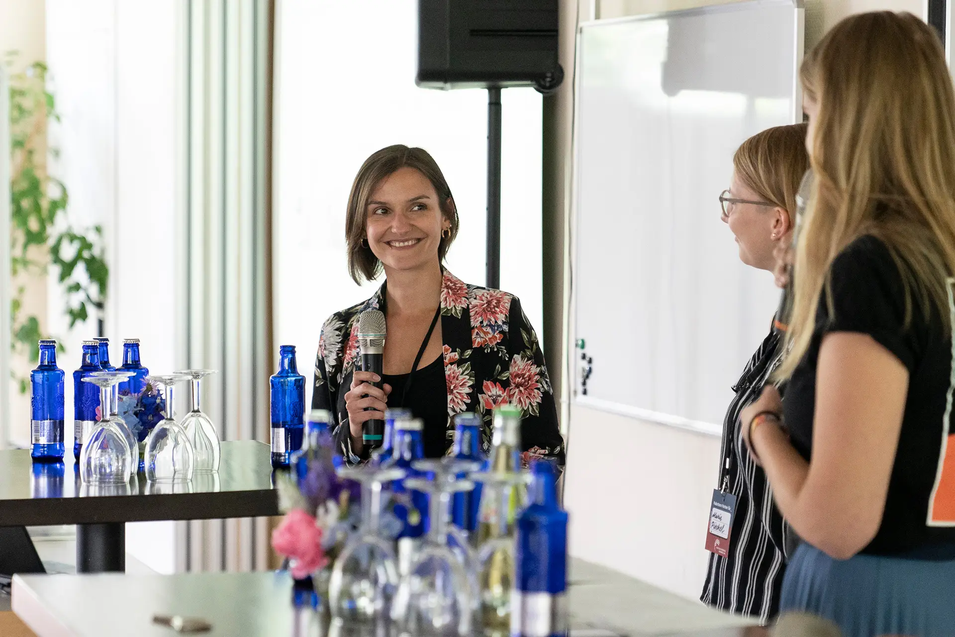 Saskia steht mit einem Mikrofon in der Hand vor Publikum, um bei der Zukunftswerkstatt über Innovation und Digitalisierung zu sprechen.
