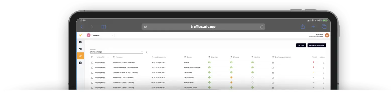 Halbes Tablet mit einem Screenshot aus der Vaira Office Vorgangsliste, das aus der Seite hervorlugt.