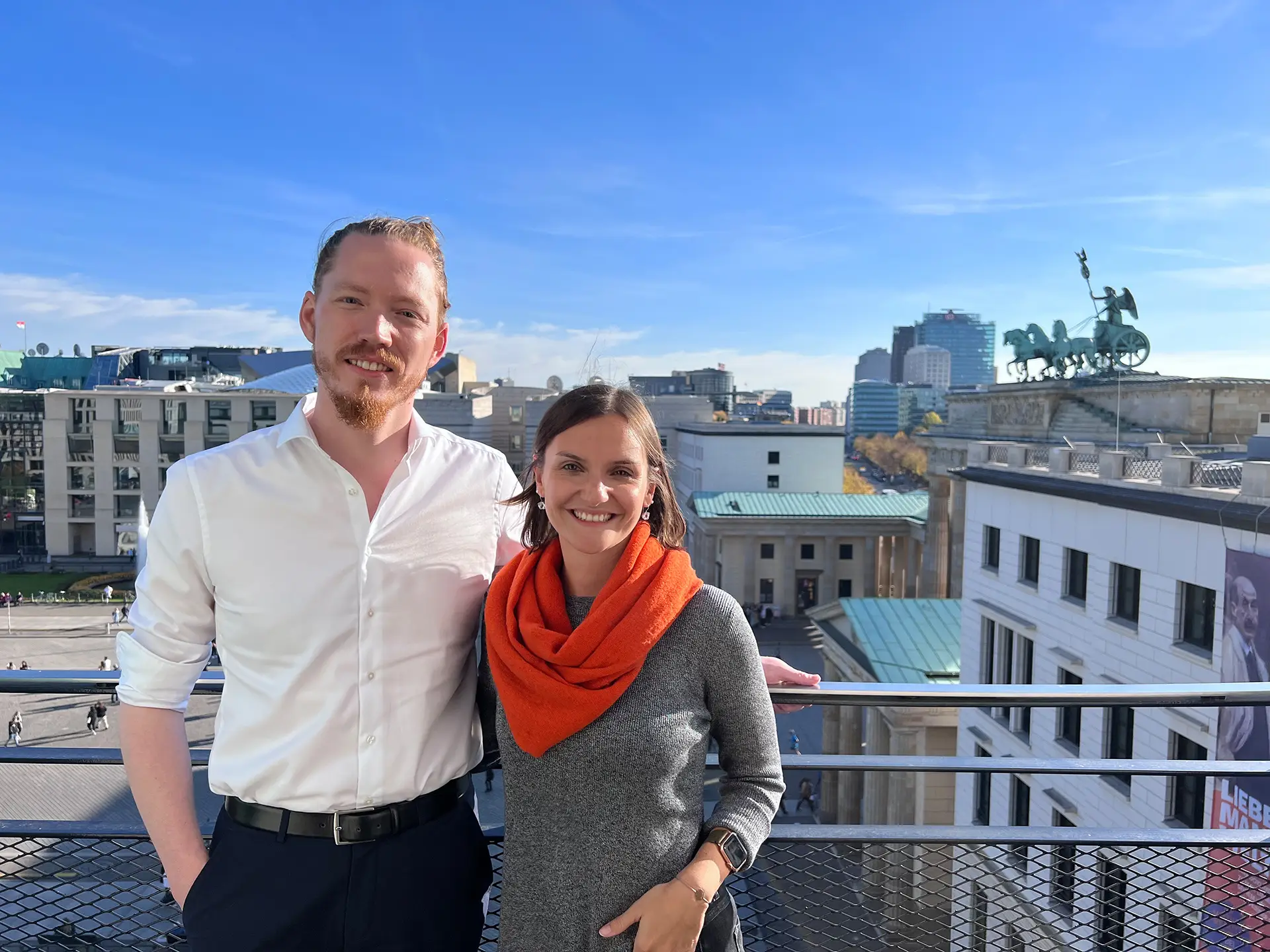 Max Erdmann und Saskia te Marveld auf den Dächern Berlins beim EWE-Family-Meet-Up. Im Hintergrund ist das Brandenburger Tor zu sehen.
