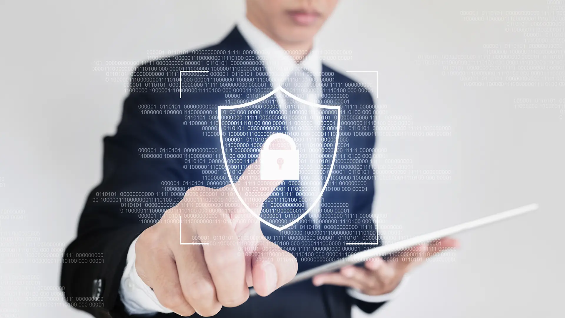 Datenschutz mit Vaira – ein Mann hält ein Tablet und drückt mit dem Finger auf ein leuchtendes Schloss.