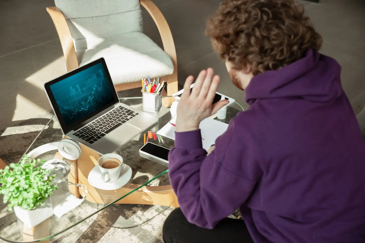 Mann arbeitet während Pandemie in Home Office