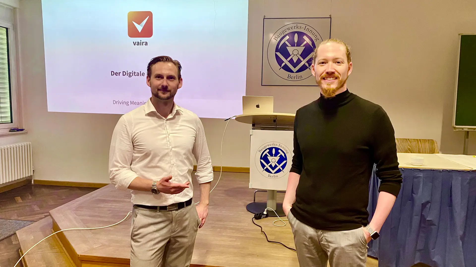 Maximilian Leitner (Referatsleiter Infrastruktur bei Fachgemeinschaft Bau Berlin und Brandenburg e.V.) und Max Erdmann (Geschäftsführer Vaira) gemeinsam bei der Sitzung der Fachgruppe Leitungstief- und Kabelbau.