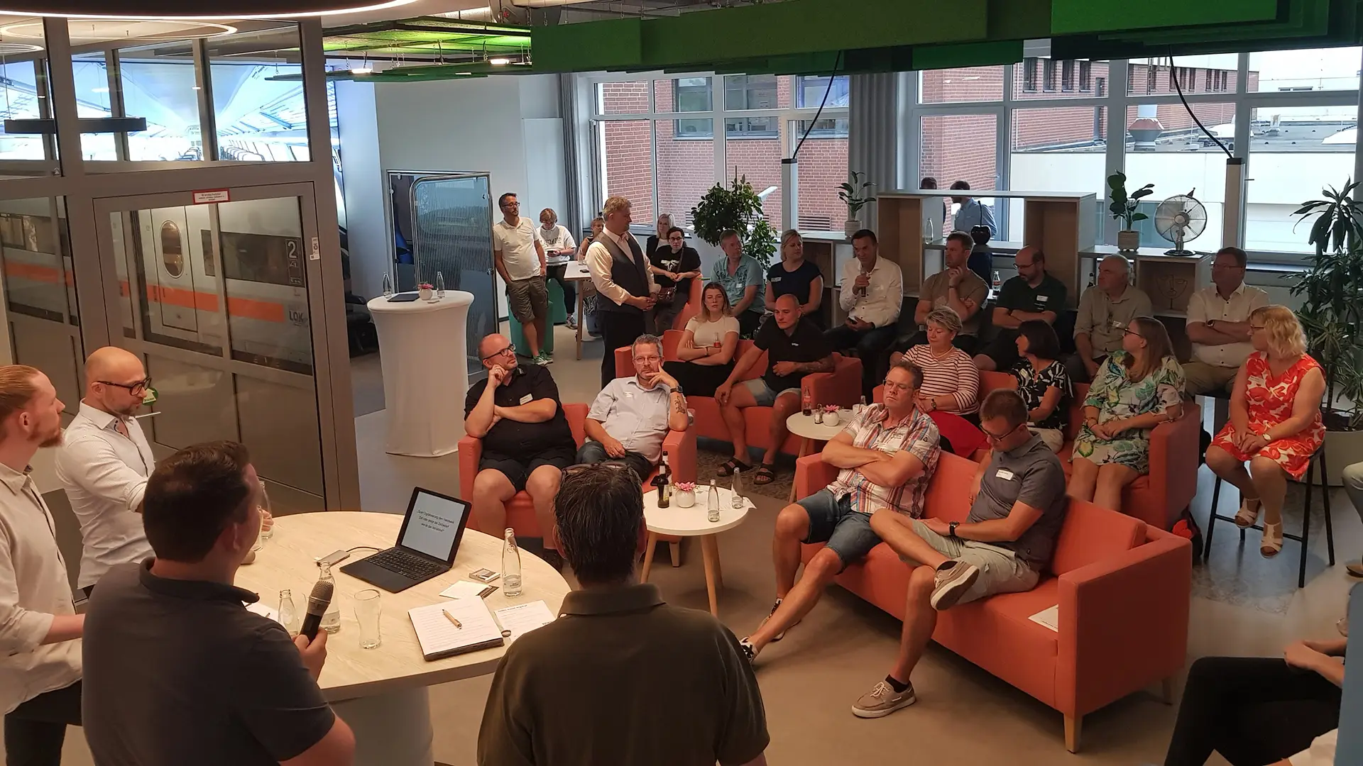 Foto des Publikums beim Event »OWL baut digital – Effizienzgewinn im Bau- und Ausbaugewerk«, bei dem unser Geschäftsführer Max Erdmann als Podiumsdiskutant und Aussteller teilnahm.