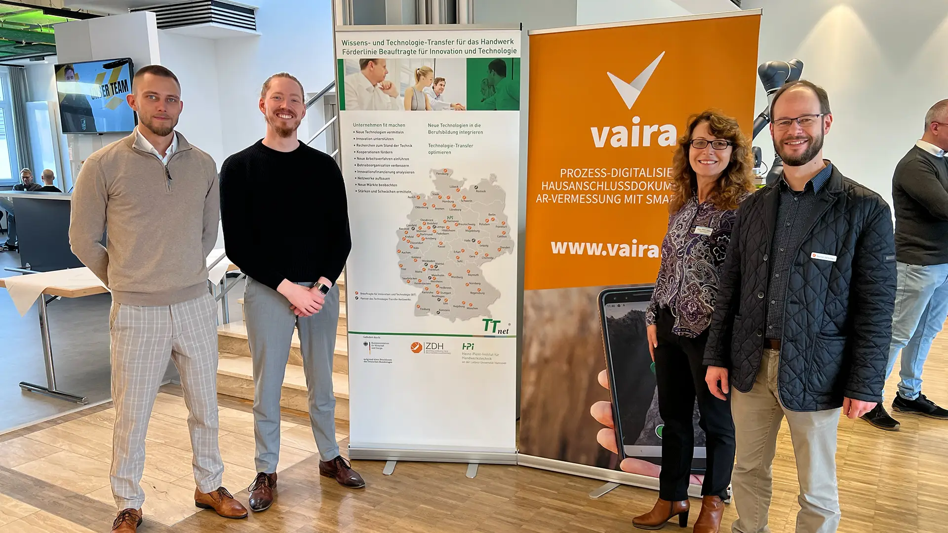Max und Philipp (Vaira) zusammen mit Hacer Engels und Bastian Kallenbach (BIT und Kreishandwerkerschaft Paderborn-Lippe) auf der BIT-Expertenkreis-Tagung.