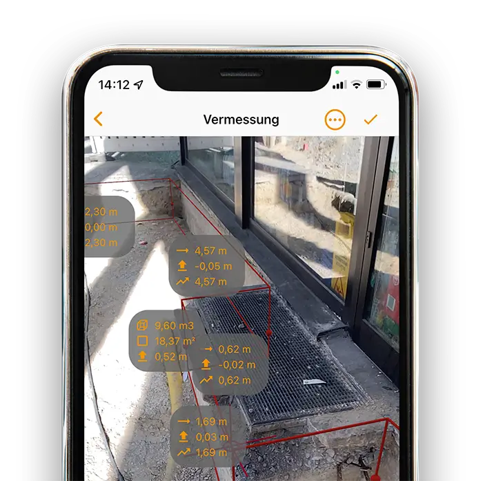 Ausschnitt eines Smartphone, auf dem eine Vermessung mit der Vaira App zu sehen ist. Ein Baugraben an einem Gebäude mit freigelegtem Schacht ist zu sehen. Der Baugraben wurde mit der AR-Funktion vermessen. Es sind mehrere Messwerte inklusive Volumen des Baugrabens in der AR-Ansicht ablesbar.