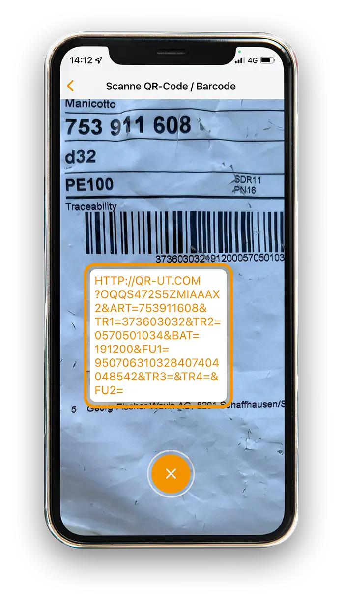 Smartphone mit aktivierter Kamera in der Vaira App. Die Funktion "Scanne QR-Code / Barcode" ist aktiv und ein QR-Code wird gerade gescannt. Sein Inhalt ist auf dem Smartphone in einem weißen Kasten über dem QR-Code zu sehen.