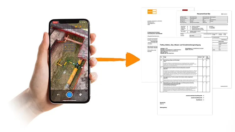 Ein Smartphone mit der Vermessung von Vaira. Ein Pfeil führt zu drei ausgedruckten Dokumentationspapieren.