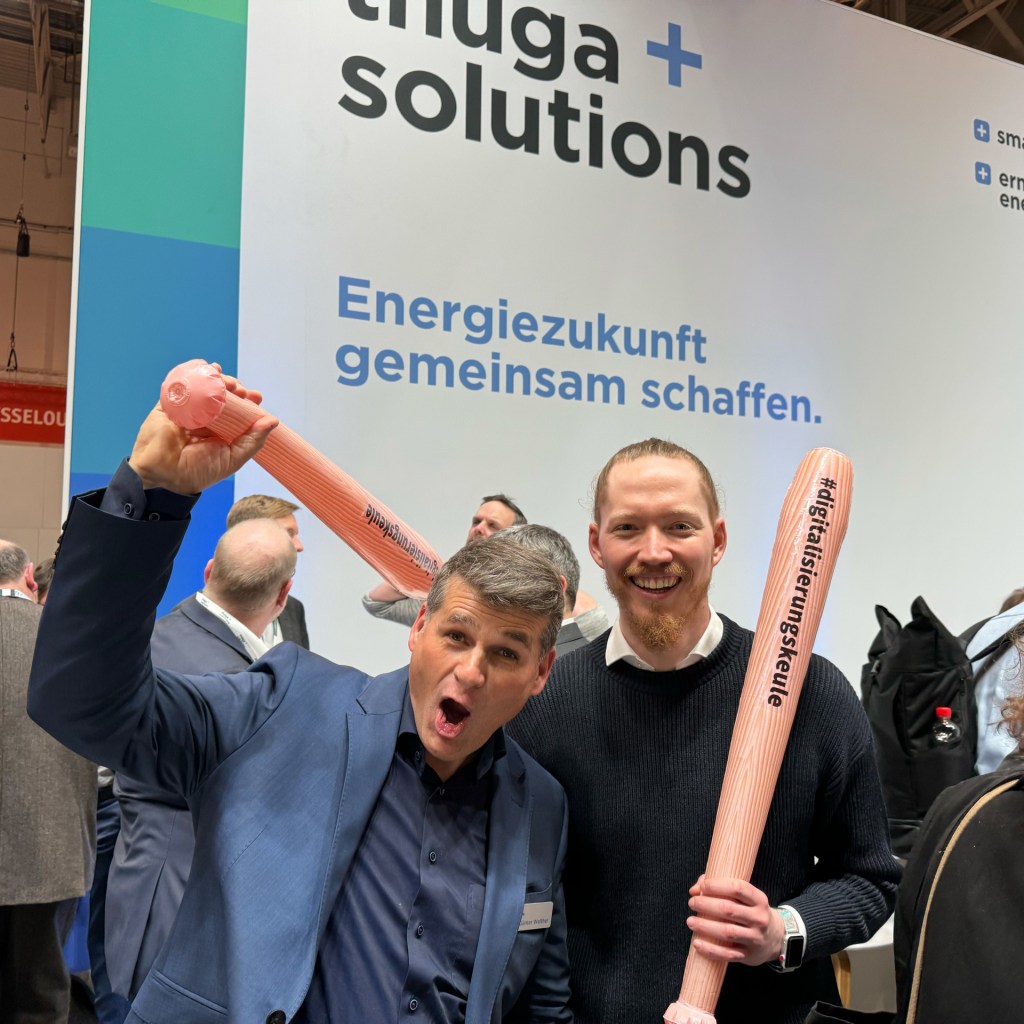 Günther Walther (Plattformkoordinator bei Thüga Solutions GmbH) schwingt auf der E-world 2024 die Digitalisierungskeule von Vaira.