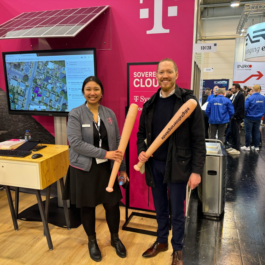 Max gemeinsam mit Myria Hutagalung (Consultative Seller bei T-Systems International) am Stand der T-Systems International – auch hier sind beide mit der Digitalisierungskeule von Vaira ausgerüstet.