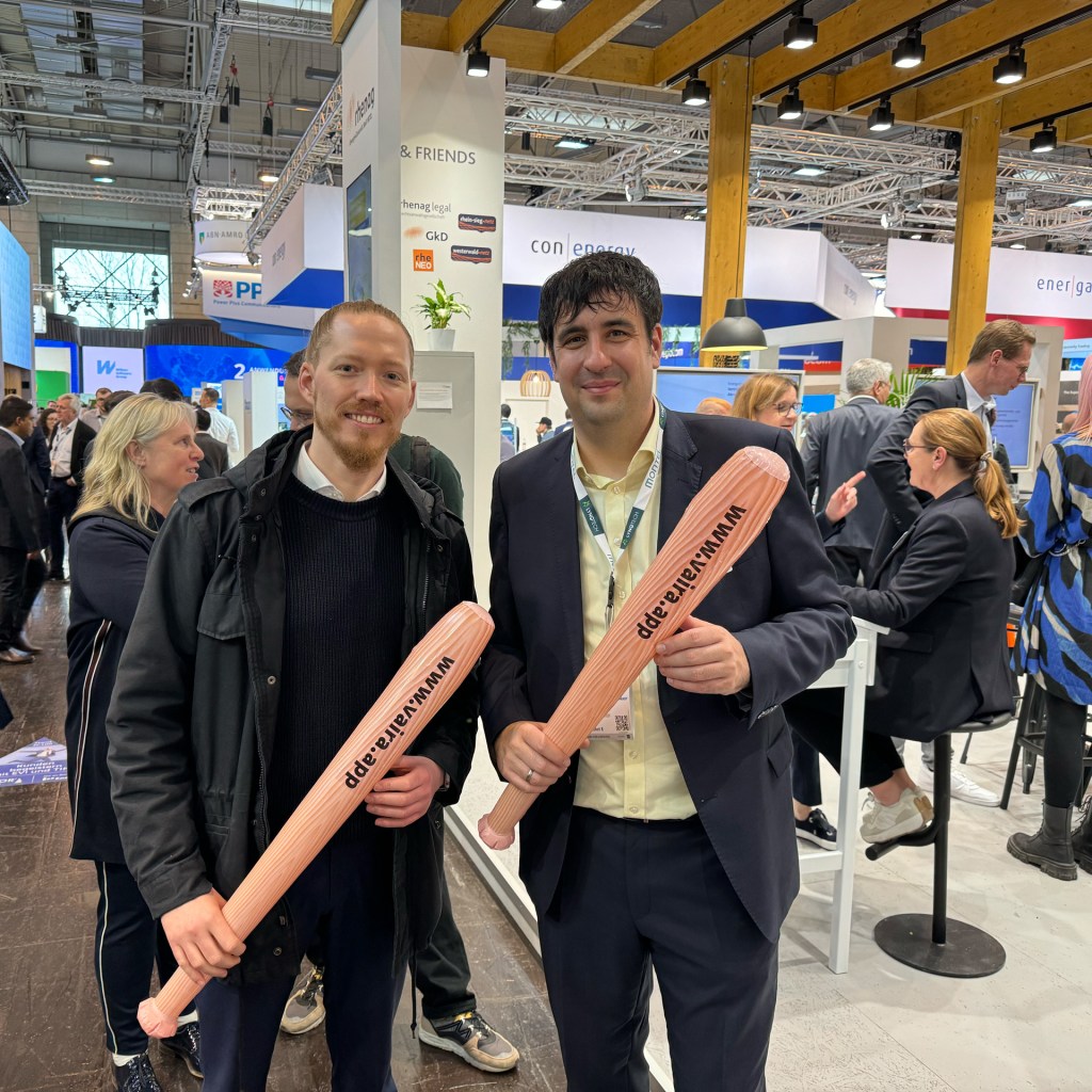 Max Erdmann gemeinsam mit Andreas Esser (Geschäftsführer bei der Rhein-Sieg-Netz GmbH) und der Digitalisierungskeule von Vaira.