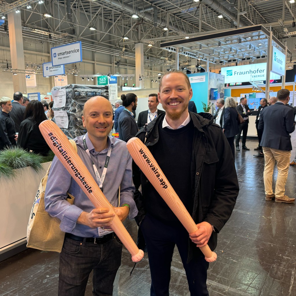 Max gemeinsam mit Andelko Suker (Leiter Energiemanagement
bei CKW AG, Schweiz). Beide haben eine Digitalisierungskeule von Vaira in der Hand.