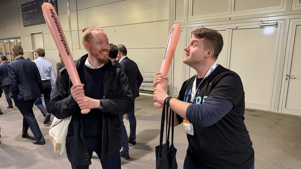 Herr Apostelev war auf der E-world 2024 für den DVWG unterwegs – und Feuer und Flamme für einen Digitalisierungskeulen-Kampf!