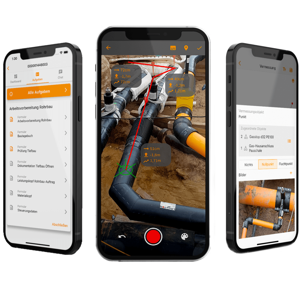 Montage aus drei Smartphones mit unterschiedlichen Screenshots aus der Vaira App. Das mittlere Smartphone ist direkt zum Betrachter gedreht und die Smartphones links und rechts davon jeweils in einem 45°-Winkel zur jeweiligen Seite eingedreht. Das linke Smartphone zeigt die Aufgaben-Liste in der Vaira App mit unterschiedlichen Aufgaben, die erledigt werden müssen. Das mittlere Smartphone zeigt eine Vermessung mit der Vaira App per Augmented Reality; auf einem Rohrleitungssystem sind digitale Elemente wie die Positionsmarker für Vermessungspunkte und die verbindende Vermessungslinie auf der Leitung zu sehen. Das rechte Smartphone zeigt ein Menü für einzelne Vermessungspunkte; hier sind zugewiesene Bauteile aus einem Verzeichnis zu sehen. Außerdem wurde der betrachtete Punkt als "Nullpunkt" ausgewählt für die orthogonale Bemaßung und darunter ist das automatisch geschossene Nachweisfoto zum Vermessungspunkt zu sehen.