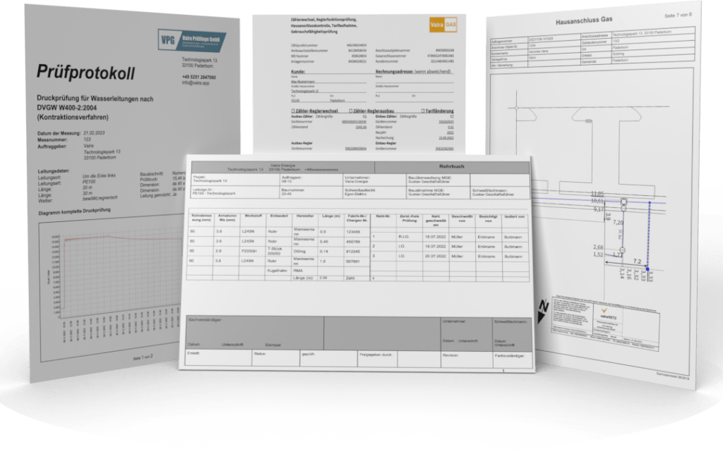 Montage von 4 DIN-A4-Bl&auml;ttern; drei stehen hochkant und leicht im Kreis versetzt zueinander, das vierte Blatt im Querformat davor. Gezeigt werden vier unterschiedliche Exporte, die im eigenen Design aus dem Vaira Office exportiert werden k&ouml;nnen. Beispielhaft wird hier ein Pr&uuml;fprotokoll mit einem Druckpr&uuml;fungsdiagramm gezeigt, ein typisches Formular mit Standard-Stammdaten, eine digitale Einmessskizze mit Orthogonalbema&szlig;ung durch Vaira und auf dem querliegenden Blatt eine mit Vaira erstellte Rohrfolgeliste. Die Exports haben unterschiedliche erfundene Logos und unterscheiden sich in Aufbau, Schriftsatz und Sortierung voneinander, was die Flexibilit&auml;t der eigenen Gestaltung von Exports mit Vaira hervorhebt.