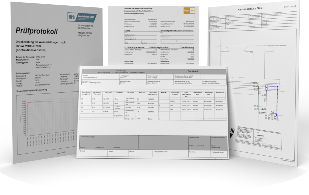 Montage von 4 DIN-A4-Blättern; drei stehen hochkant und leicht im Kreis versetzt zueinander, das vierte Blatt im Querformat davor. Gezeigt werden vier unterschiedliche Exporte, die im eigenen Design aus dem Vaira Office exportiert werden können. Beispielhaft wird hier ein Prüfprotokoll mit einem Druckprüfungsdiagramm gezeigt, ein typisches Formular mit Standard-Stammdaten, eine digitale Einmessskizze mit Orthogonalbemaßung durch Vaira und auf dem querliegenden Blatt eine mit Vaira erstellte Rohrfolgeliste. Die Exports haben unterschiedliche erfundene Logos und unterscheiden sich in Aufbau, Schriftsatz und Sortierung voneinander, was die Flexibilität der eigenen Gestaltung von Exports mit Vaira hervorhebt.