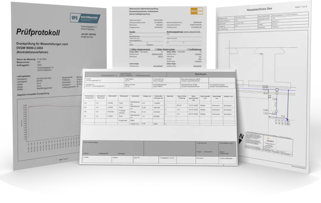 Montage von 4 DIN-A4-Bl&auml;ttern; drei stehen hochkant und leicht im Kreis versetzt zueinander, das vierte Blatt im Querformat davor. Gezeigt werden vier unterschiedliche Exporte, die im eigenen Design aus dem Vaira Office exportiert werden k&ouml;nnen. Beispielhaft wird hier ein Pr&uuml;fprotokoll mit einem Druckpr&uuml;fungsdiagramm gezeigt, ein typisches Formular mit Standard-Stammdaten, eine digitale Einmessskizze mit Orthogonalbema&szlig;ung durch Vaira und auf dem querliegenden Blatt eine mit Vaira erstellte Rohrfolgeliste. Die Exports haben unterschiedliche erfundene Logos und unterscheiden sich in Aufbau, Schriftsatz und Sortierung voneinander, was die Flexibilit&auml;t der eigenen Gestaltung von Exports mit Vaira hervorhebt.