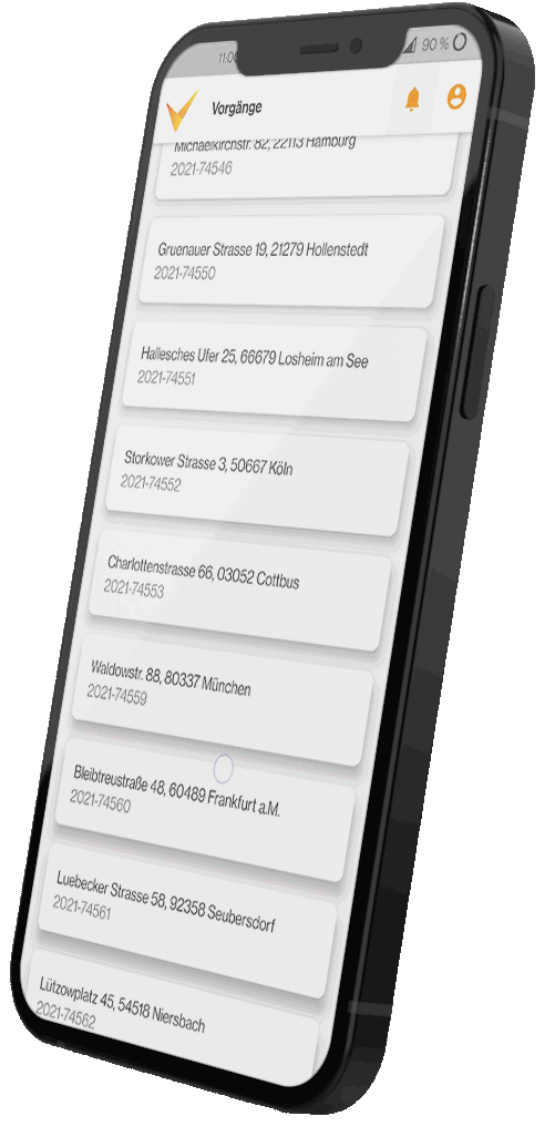 GIF-Animation. Leicht schrägseitiges Smartphone mit der Vaira App. Zu sehen ist ein Screencapturing von der Vorgangsliste in Vaira, einem einzelnen Auftrag mit Kartenansicht, der Aufgabenliste innerhalb eines Auftrags sowie dem inneren der digitalen Bauakte, in dem einzelne Felder am Smartphone ausgefüllt werden können.