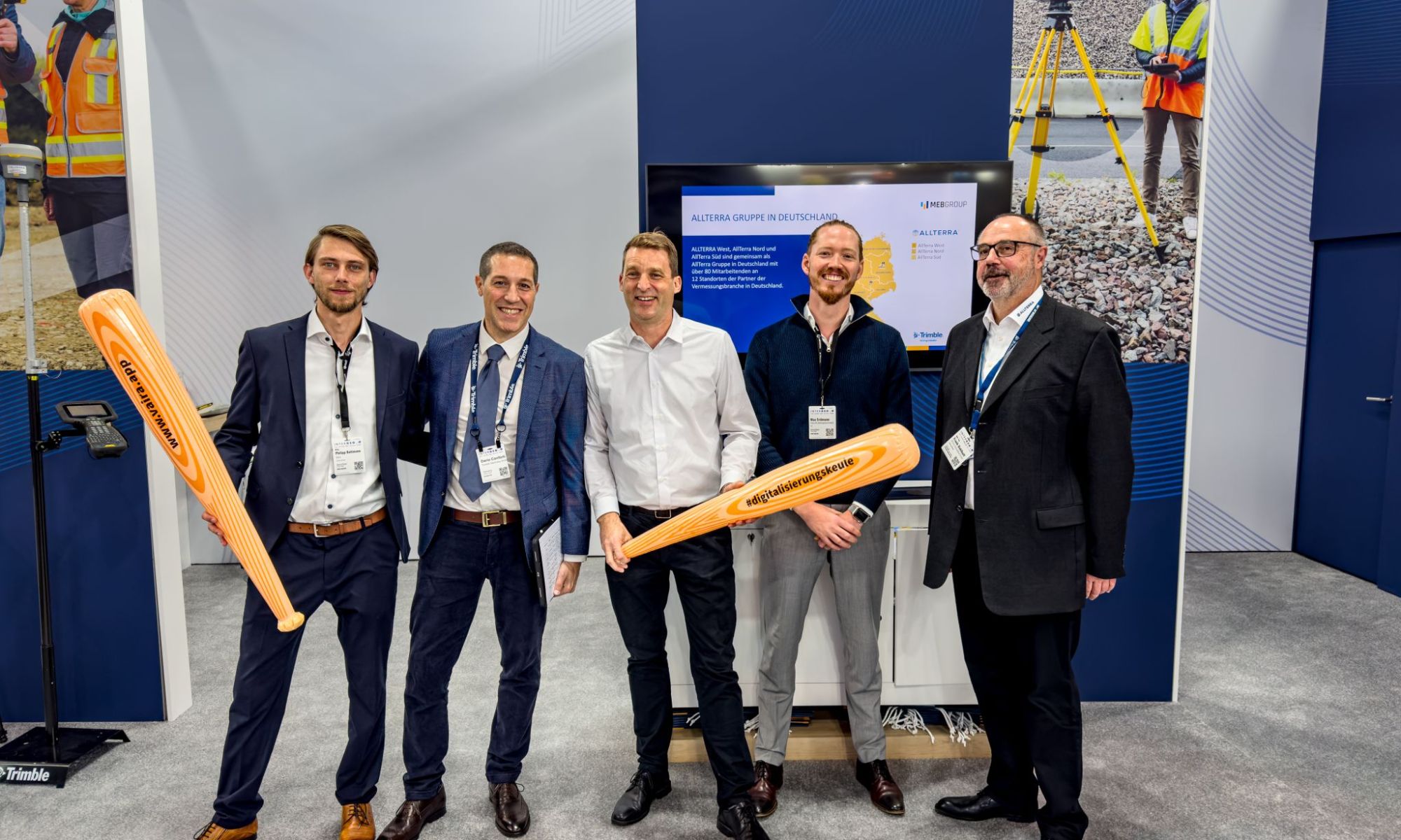 Gruppenfoto vom Trimble/Alterra-Stand auf der Intergeo 2024.