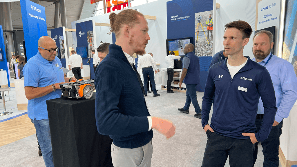 Nico Becks (Trimble) im Gespräch mit Max Erdmann (Vaira) auf der Intergeo 2024.
