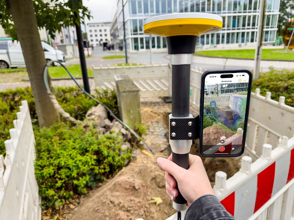 Vaira Vermessung am Baugraben mit einer Trimble Catalyst DA2-Antenne.