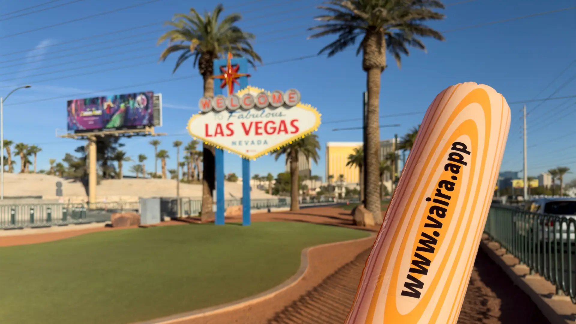 Die Digitalisierungskeule von Vaira vor einem Schild in Las Vegas.