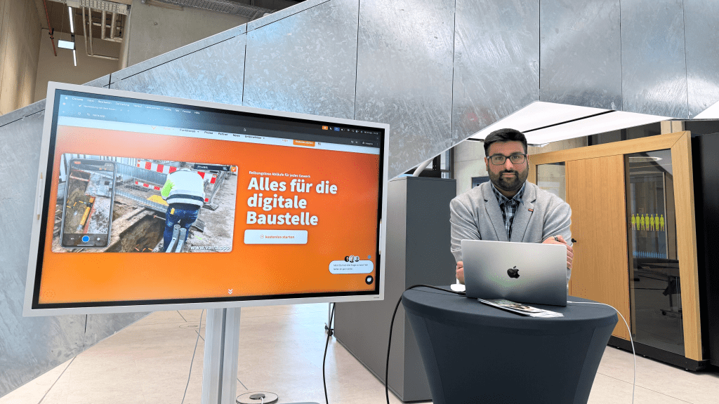 Gill (Vaira) am Präsentations-Stand für die Digitalisierung im Handwerk mit Vaira auf dem 3. InnovationsPFAD in Lemgo von der Kreishandwerkerschaft Paderborn-Lippe.
