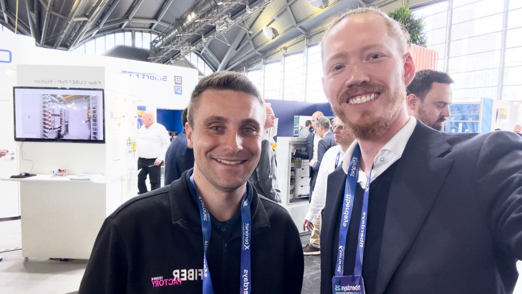 (v.l.) Sebastian Klug (Telekom) und Max Erdmann (Vaira) auf den Fiberdays 2025.