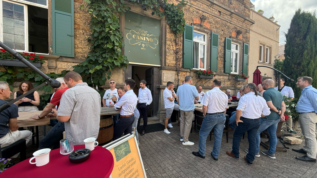 Foto der 52. Deidesheimer Gespräche vor dem Casino Deidesheim, bei denen Max einen Vortrag gehalten hat.