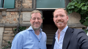 (v.l.) Ingo Reiniger (Vorstand von BIL eG) und Max (Vaira) vor dem Casino in Deidesheim bei den 52. Deidesheimer Gesprächen.