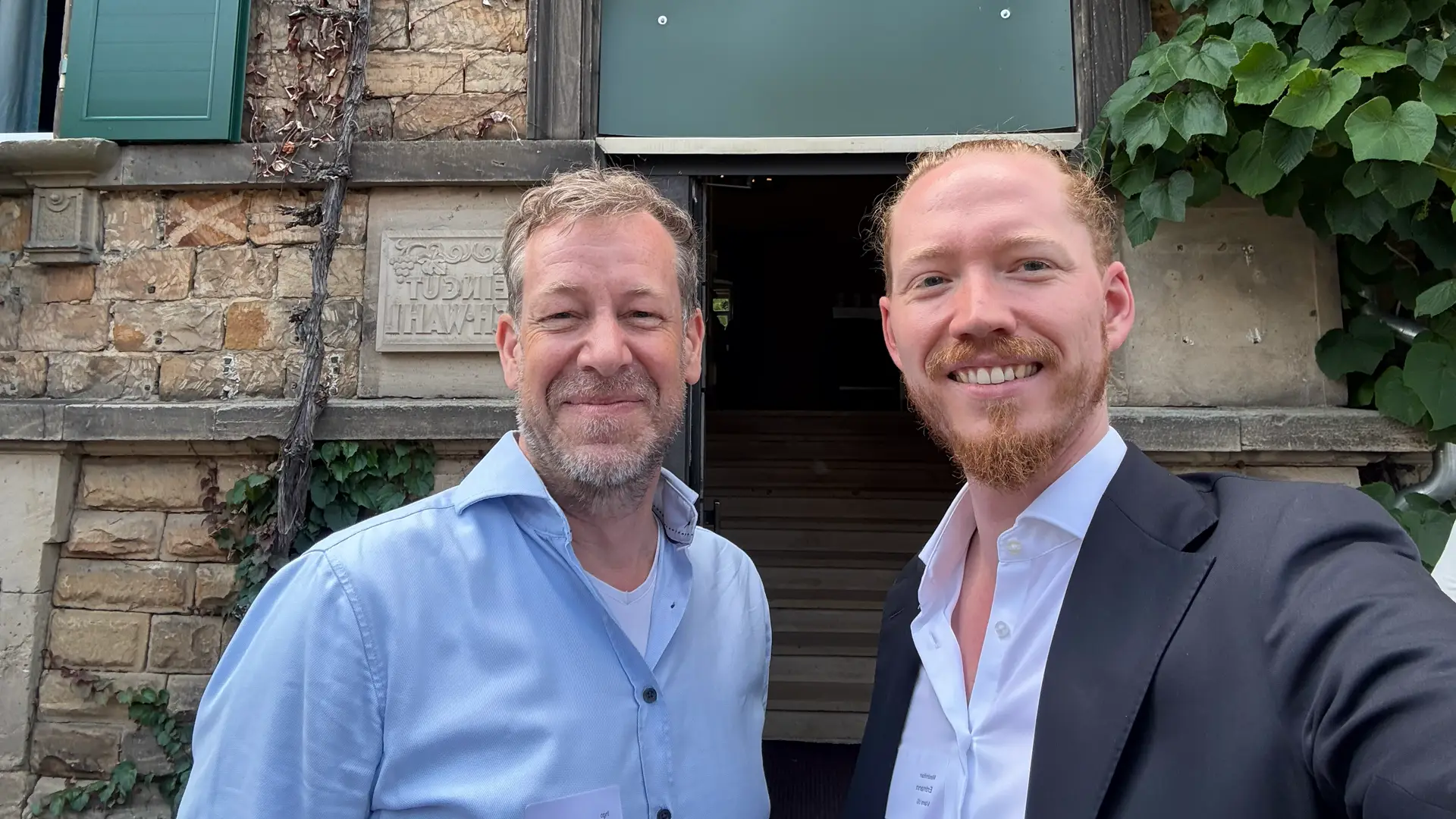 (v.l.) Ingo Reiniger (Vorstand von BIL eG) und Max (Vaira) vor dem Casino in Deidesheim bei den 52. Deidesheimer Gesprächen.