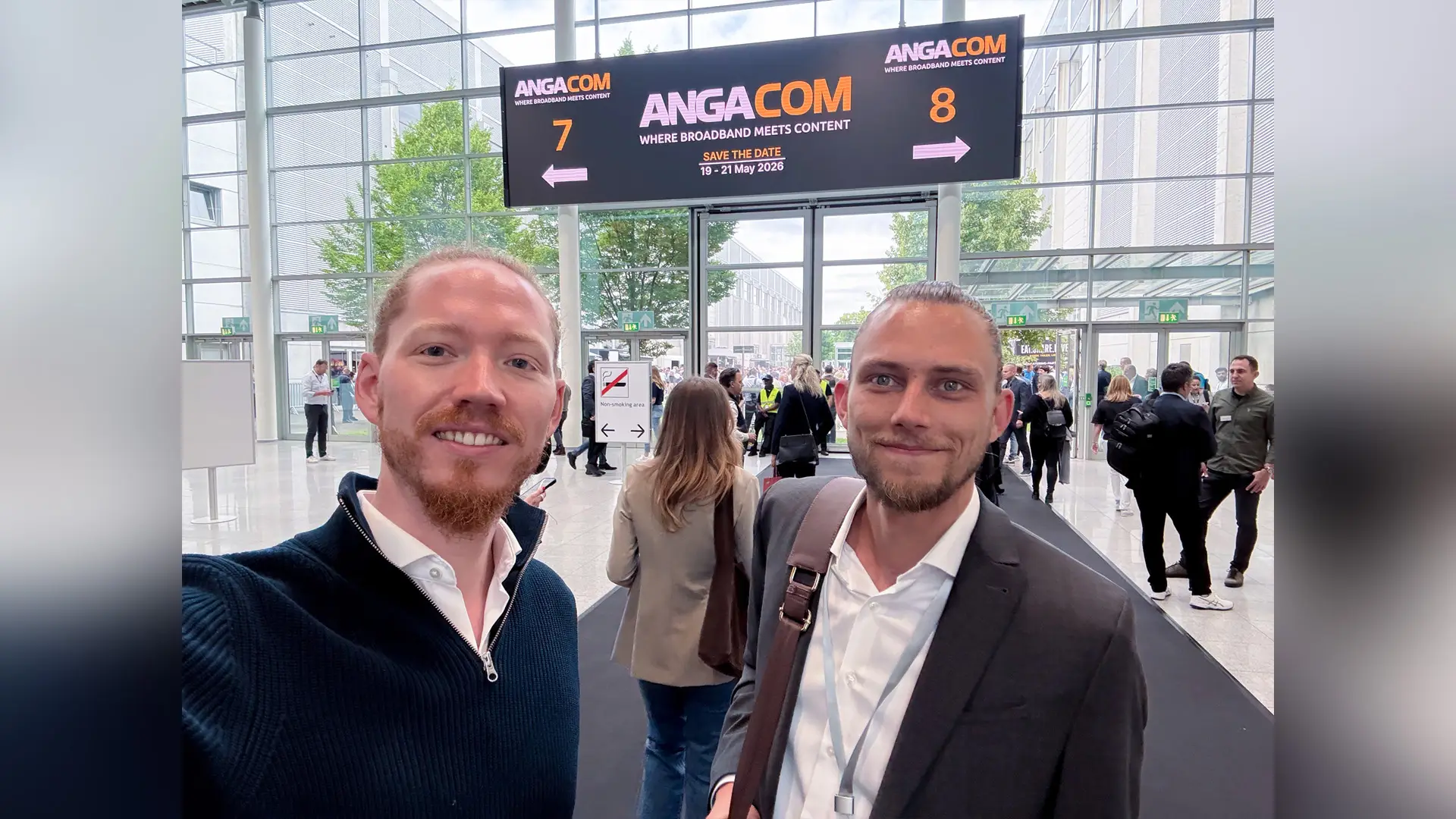 (v.l.) Max Erdmann und Philipp Buttmann (Vaira) auf der ANGA COM 2025.
