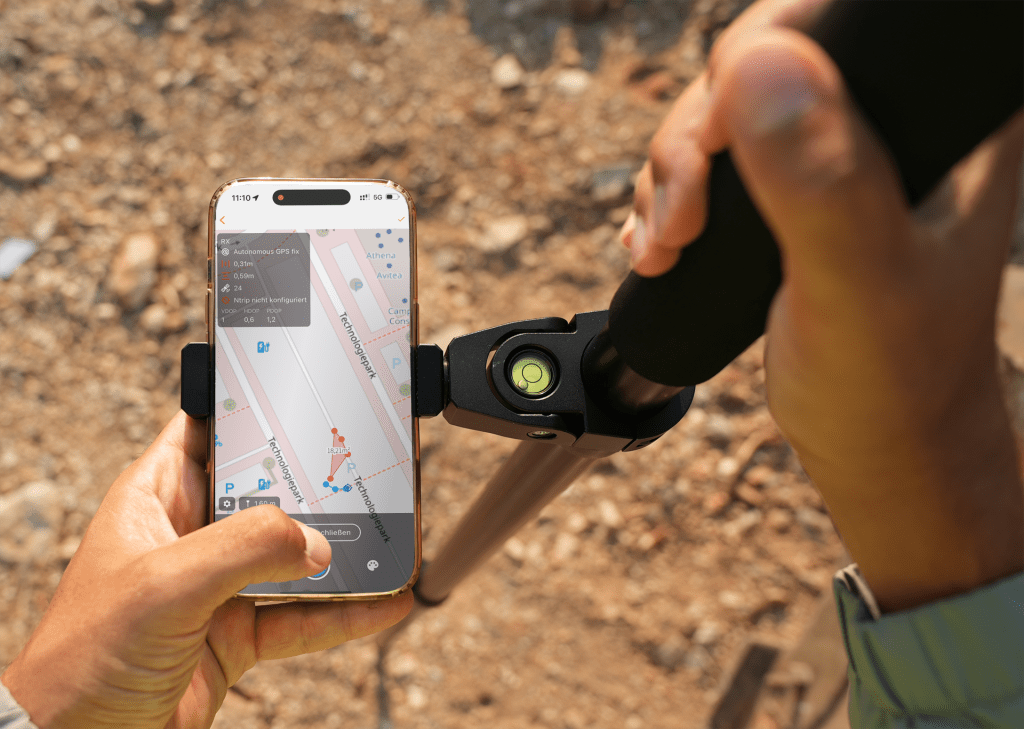 emlid Reach RX feat. Vaira – Stativstab mit Reach RX von Emlid und einem Smartphone, auf dem vermessen wird