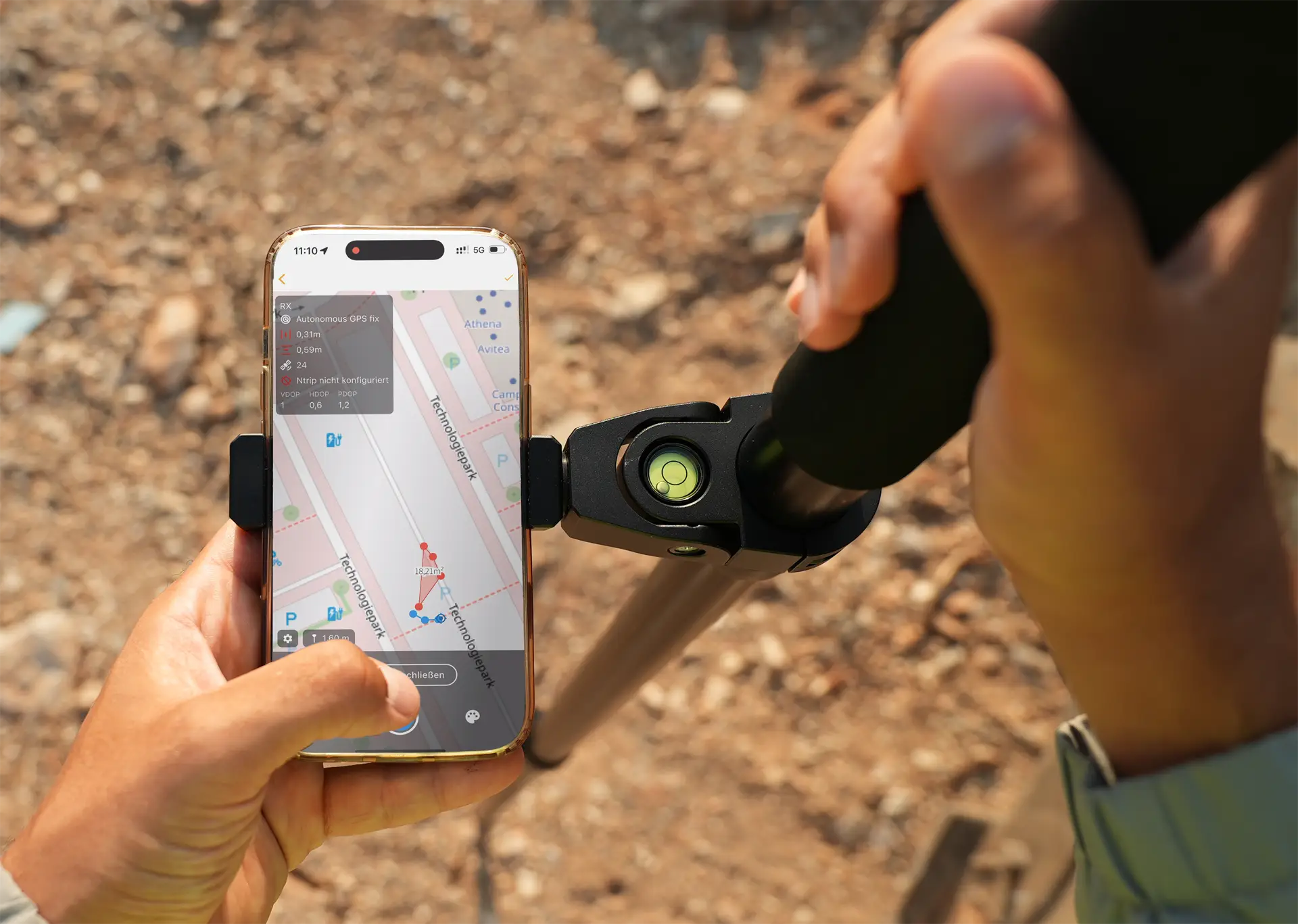 emlid Reach RX feat. Vaira – Stativstab mit Reach RX von Emlid und einem Smartphone, auf dem vermessen wird
