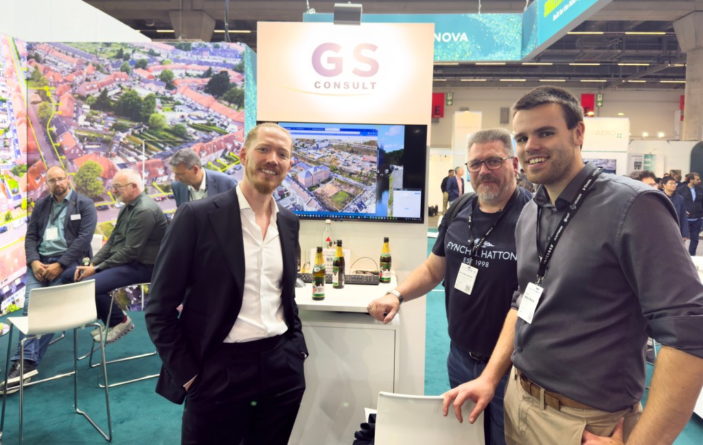 (v.l.) Max Erdmann (Geschäftsführer, Vaira UG), Christoph Lachnicht (WSW Energie und Wasser AG), B.Eng. Nils Köpke (WSW Energie und Wasser AG) gemeinsam am Stand von GIS Consult auf der Intergeo 2025.