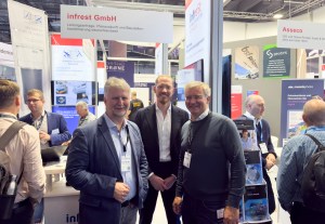 (v.l.) Torsten otte-Witte (Brechtefeld Seeger + Partner GmbH), Max Erdmann (Vaira UG), Jürgen Besler (Infrest - Infrastruktur eStrasse GmbH) am Stand von infrest auf der Intergeo 2025.