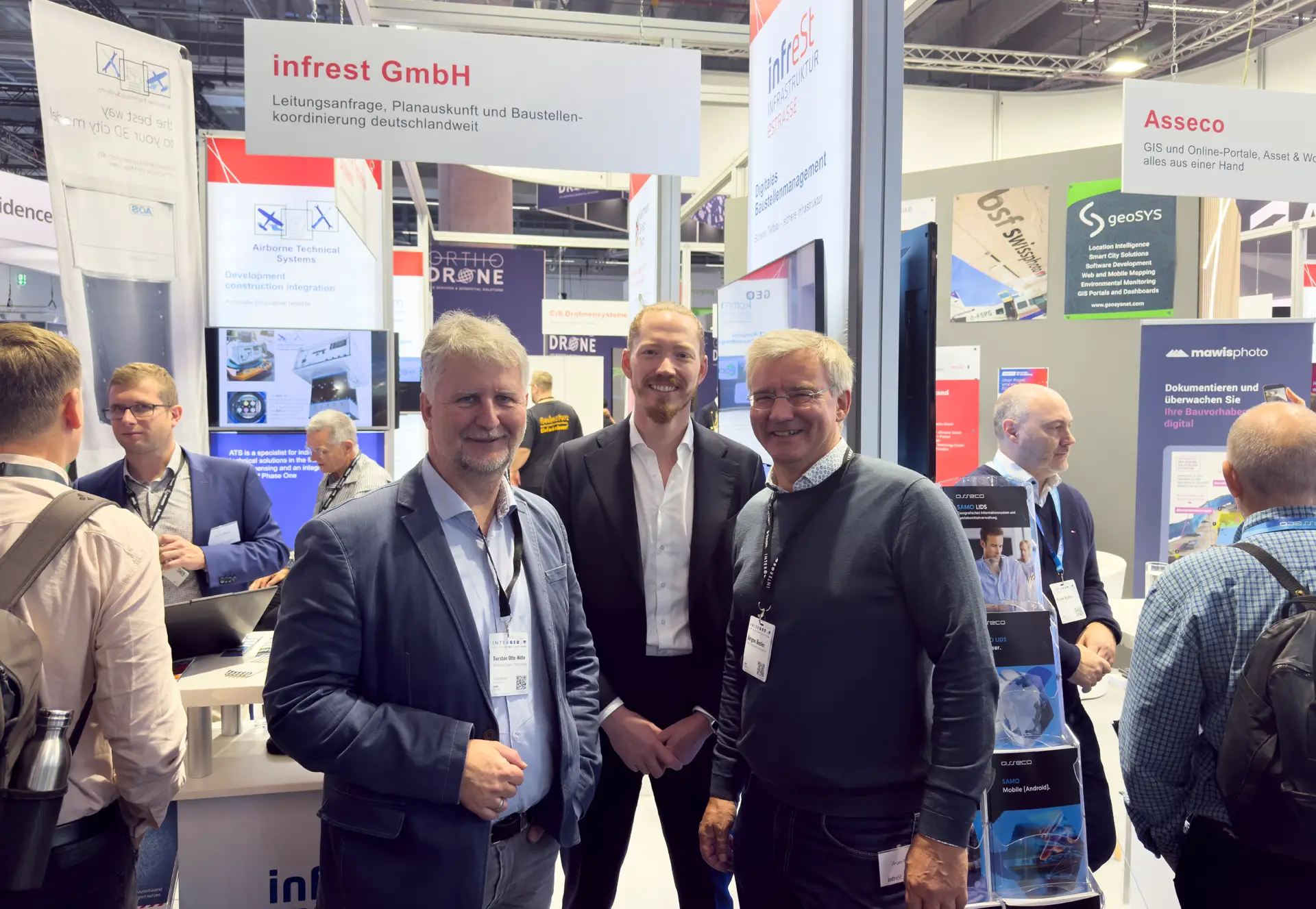 (v.l.) Torsten otte-Witte (Brechtefeld Seeger + Partner GmbH), Max Erdmann (Vaira UG), Jürgen Besler (Infrest - Infrastruktur eStrasse GmbH) am Stand von infrest auf der Intergeo 2025.