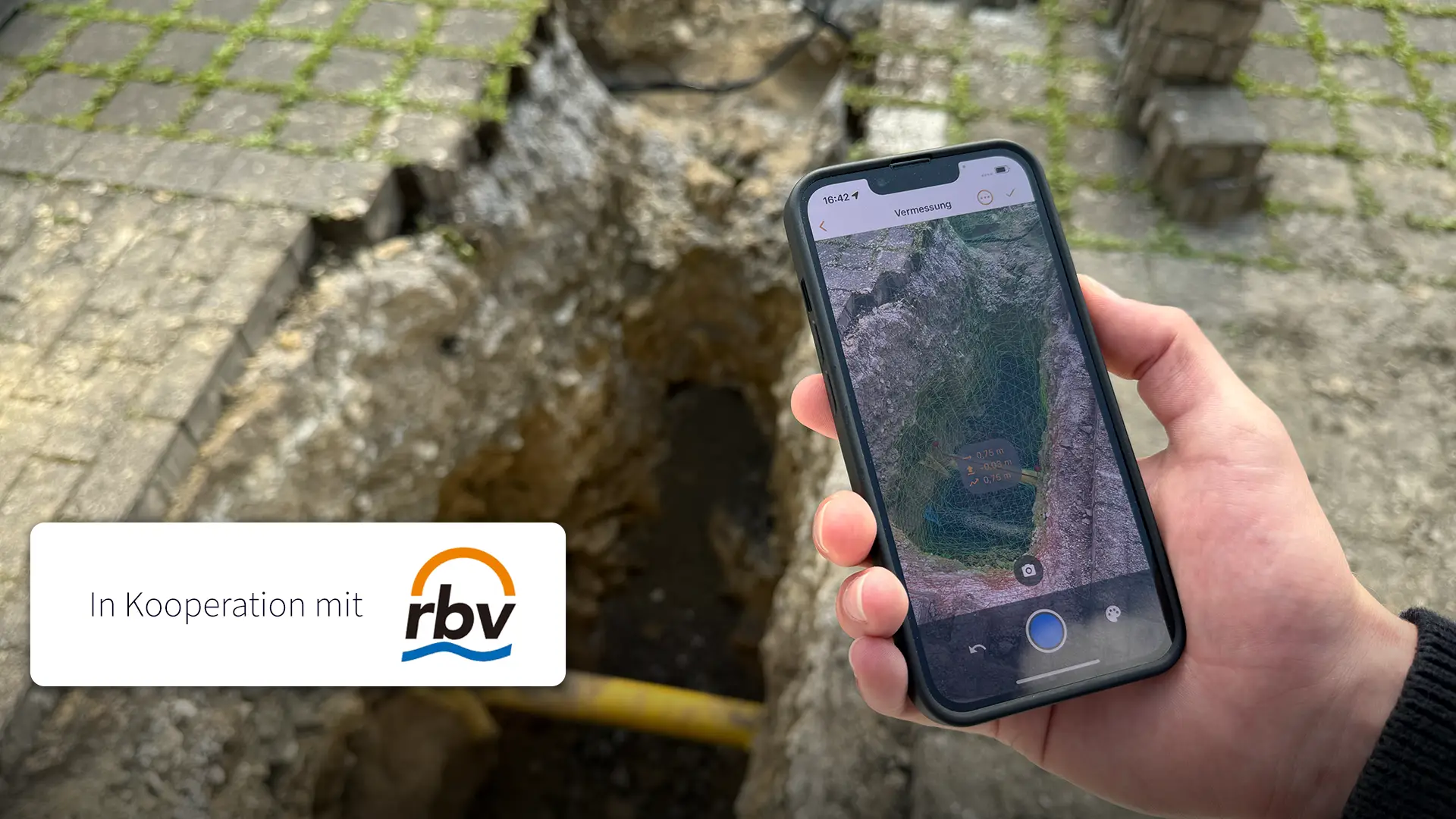 Thumbnail für die RBV-Aufbauschulungen. Eine Hand hält ein Smartphone mit der Vaira App und Vermessung über einem offenen Baugraben. Oben links ist das Logo des RBV zu sehen.