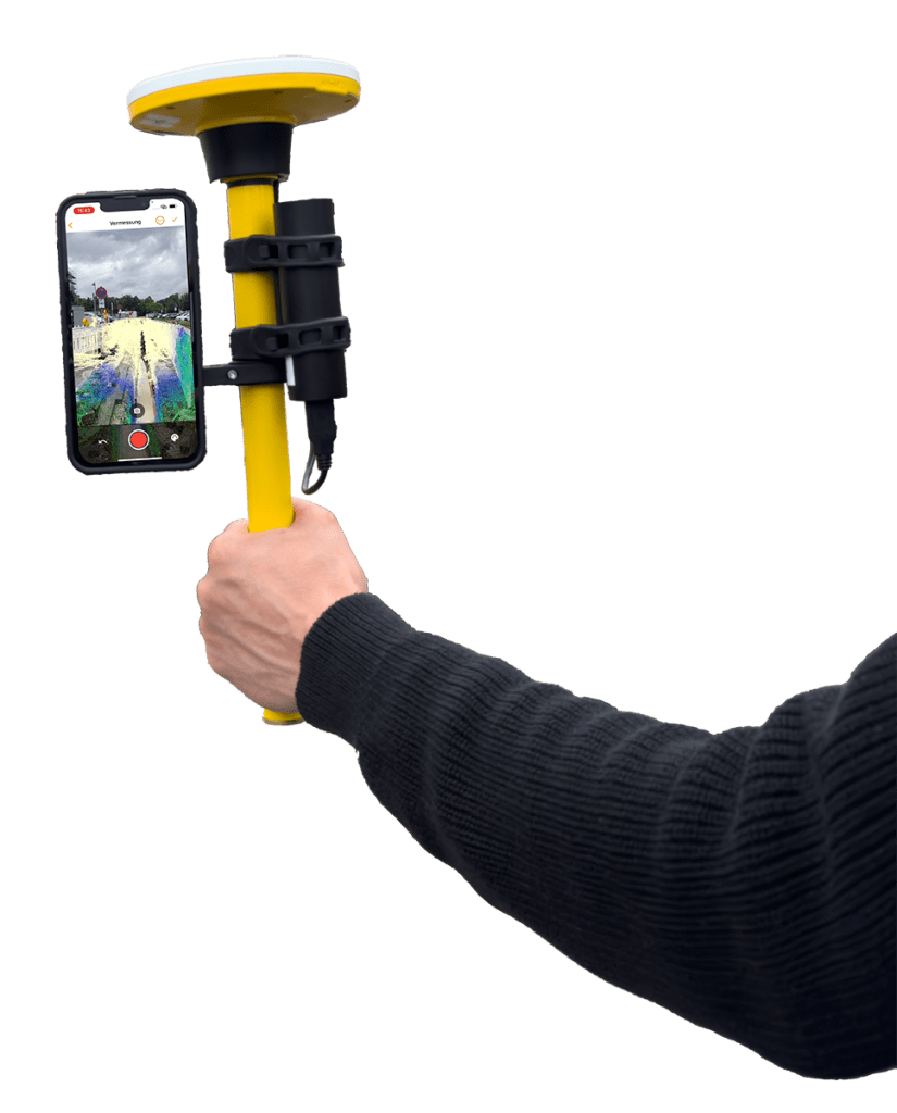 Ein freigestellter Arm mit einer Trimble DA2 Antenne in der Hand und einem Smartphone, auf dem die GNSS-Vermessung mit der Vaira App läuft.